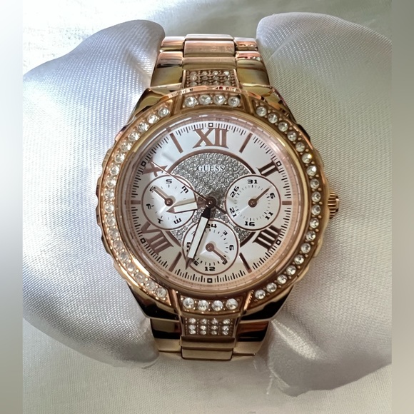 Guess watch, comes with original bag it was purchased with and extra links - Picture 2 of 4